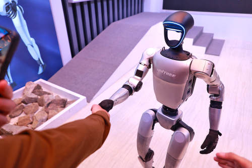 宇树科技重磅！发布新版全尺寸通用人形机器人，增重50%